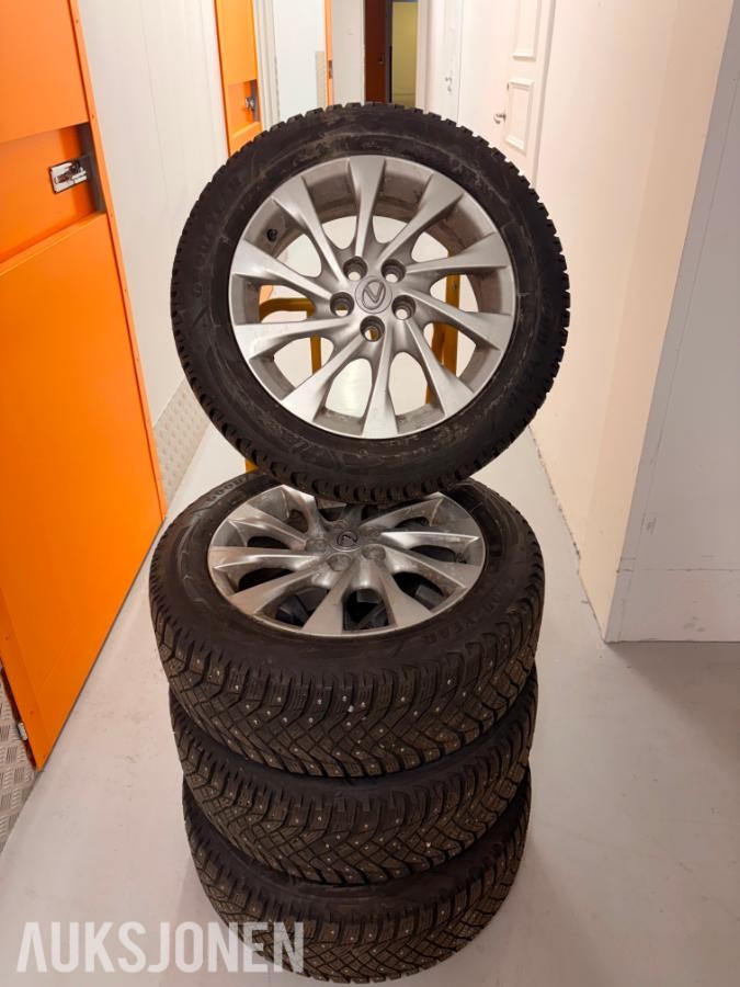 Lexus 16" felger m/ Goodyear piggdekk (205/55R16)